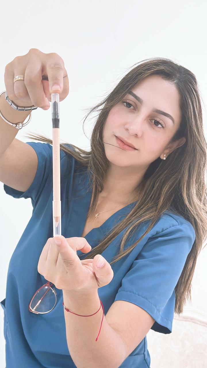 🖊️ Lápiz para Cejas Universal – Define, rellena y resalta tu mirada